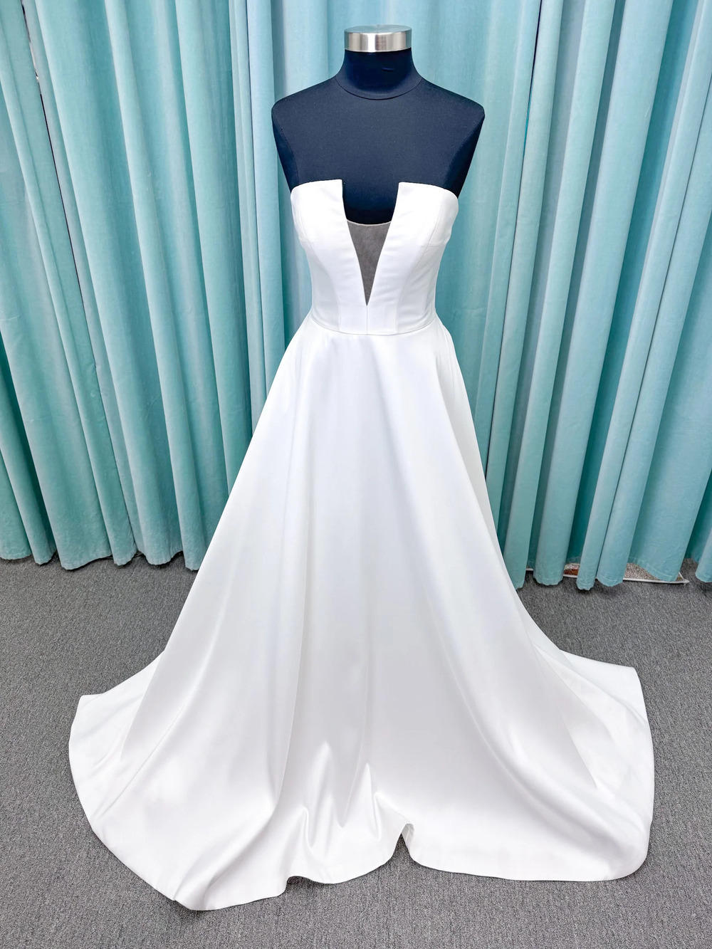 Light Mikado A-Line Wedding Dress with Plunging V-Neckline Sz 10 Ivory